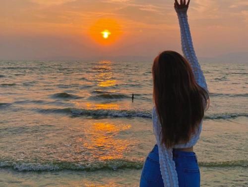 云南昆明捞鱼河湿地公园现惊艳夕阳 夕阳余晖下的姑娘美出天际