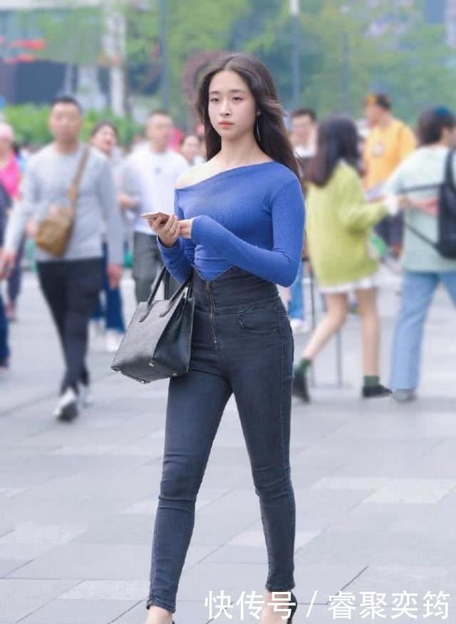 紧身高腰牛仔裤搭配斜肩T恤,端庄大气,简约潇洒气场十足