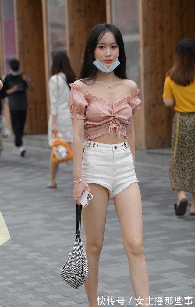 时髦 穿白色牛仔短裤,搭配粉色上衣,运用两个技巧时髦又减龄!