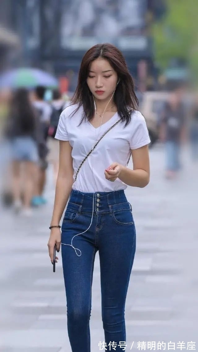 牛仔裤 白V领T恤配牛仔裤,简约而时尚的穿搭,尽显青春美丽