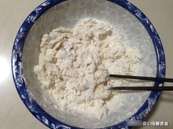 做葱油饼时，除了加水，老师傅还多加了“这2样”，难怪这么好吃