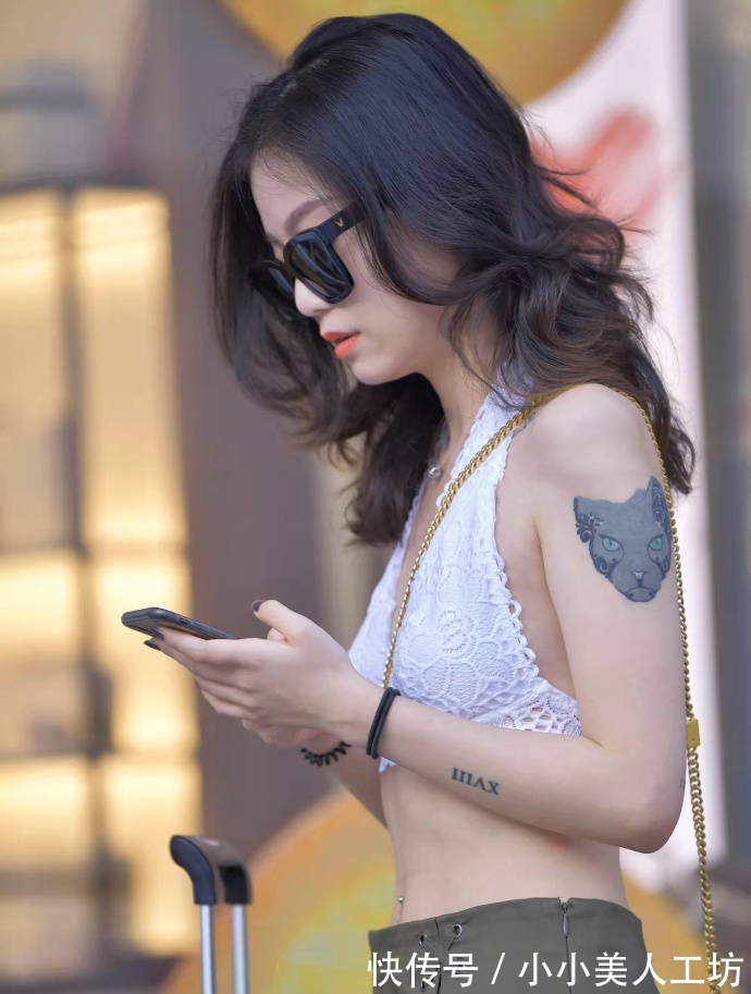 街拍|街拍紧身打底裤小姐姐,搭配一字背心穿出运动活力!