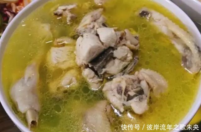 炖鸡汤时,先放盐还是后放盐很多人都做错了,难怪汤不鲜也不香