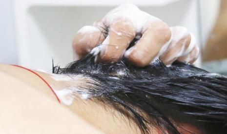 头发越洗越油、总是掉头发是怎么回事?是不是与洗头频率有关系?