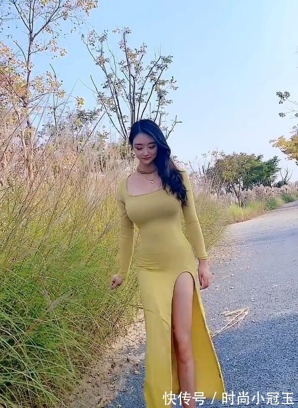 知性 连衣裙配上酒红高跟鞋,散发知性韵味,美的很高雅