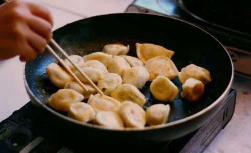 酥脆|煎饺子的时候,别只会傻傻放油,多加一个步骤,饺子酥脆可口