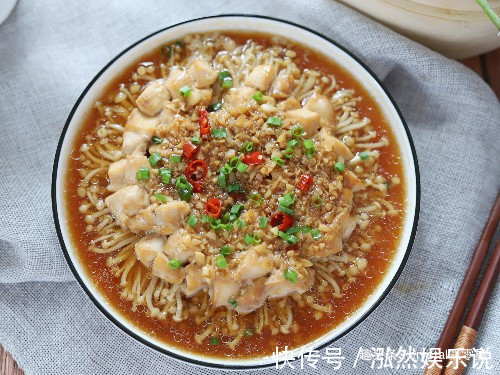 蒜蓉酱汁|鸡胸肉蒸着吃，鲜嫩多汁超入味，开胃下饭两不误，一盘不够吃