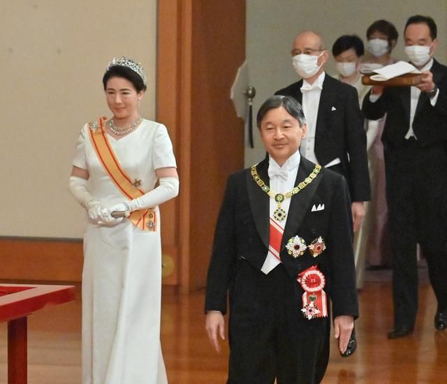 华丽|日本举行立皇嗣之礼，雅子皇后头戴皇冠华丽大气，文仁得皇太子御剑嘴角上扬