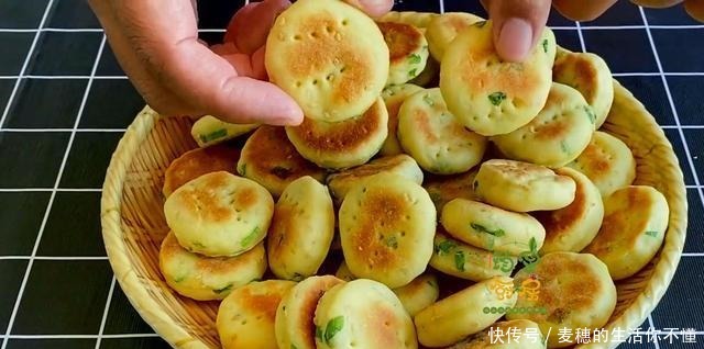 想吃葱油饼干不用买,教你在家做,酥脆咸香,葱香浓郁特解馋!