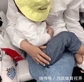 教养|地铁上一张照片引无数人怒赞:你的教养,就是孩子的起跑线
