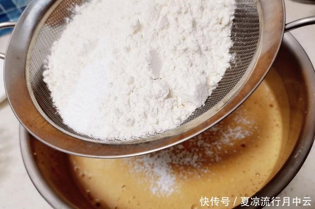 6个鸡蛋1碗红枣,轻松做出家人爱吃的枣糕,香甜绵软,一次成功