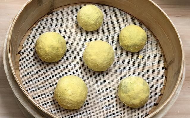 玉米面不要做馒头了,加上这种蔬菜,教你做菜团子,薄皮大馅真香