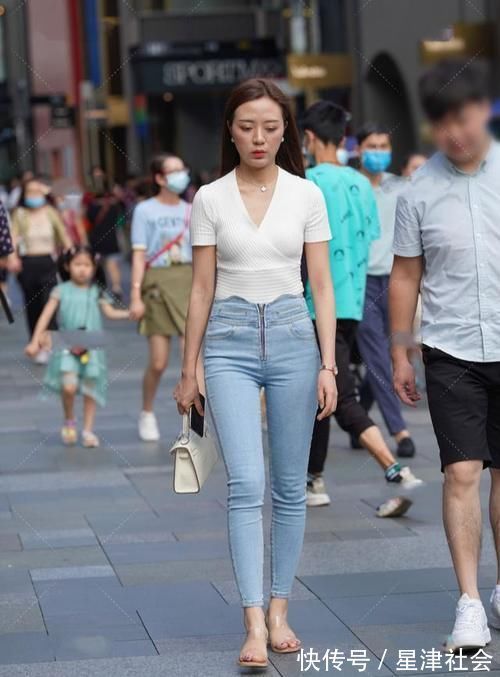 牛仔裤 想穿得时尚又随意,方法很简单,短袖加牛仔裤就可以