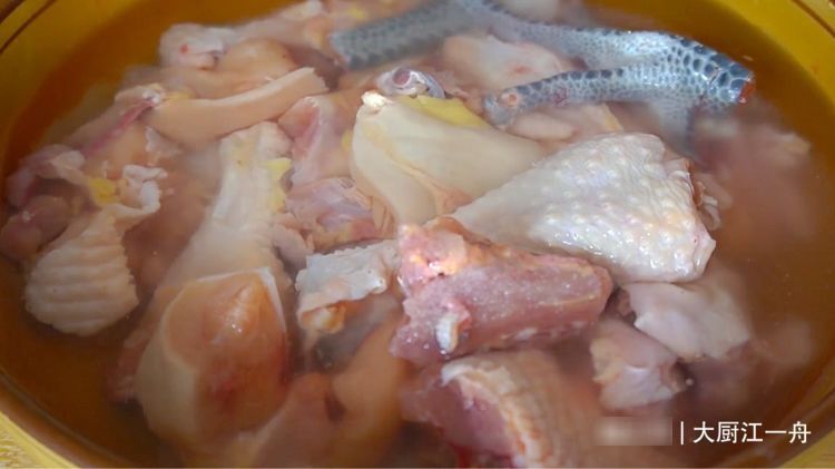 炖鸡汤时,牢记“3放2不放”,鸡汤鲜香味浓,越喝越解馋