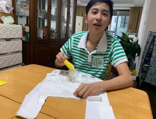 字体#大学生藤蔓体火了,字体像谜般神秘,老师看了头疼都懒得猜