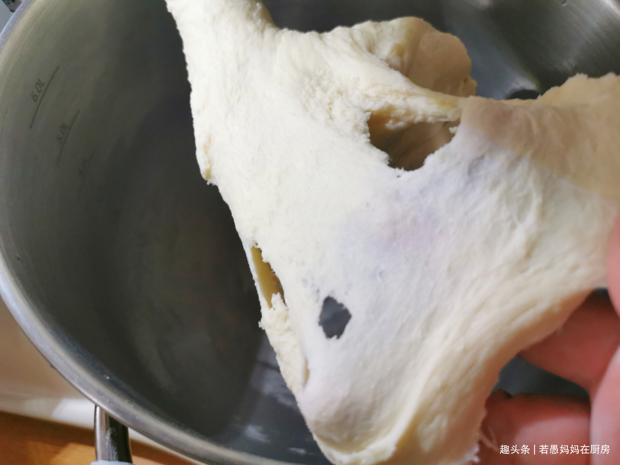 在家做香葱肉松面包卷,低糖少油,真材实料,比面包店买的要好吃