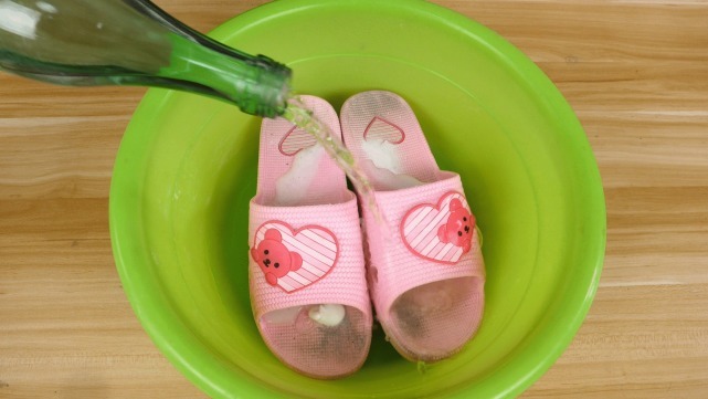 去污剂|去年的拖鞋还在用白醋洗教你个更好的清洗方法,洗得干净又省事