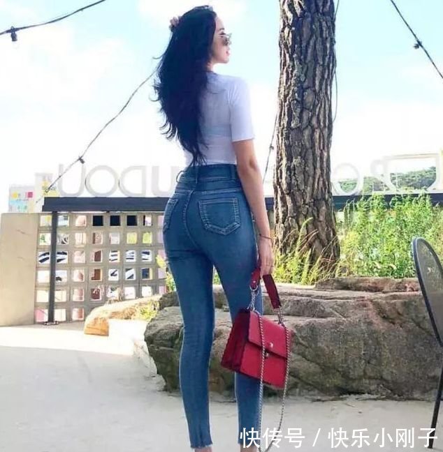 有型 紧身牛仔裤营造时尚优雅的感觉,更加修饰你的身材,小姐姐太可爱