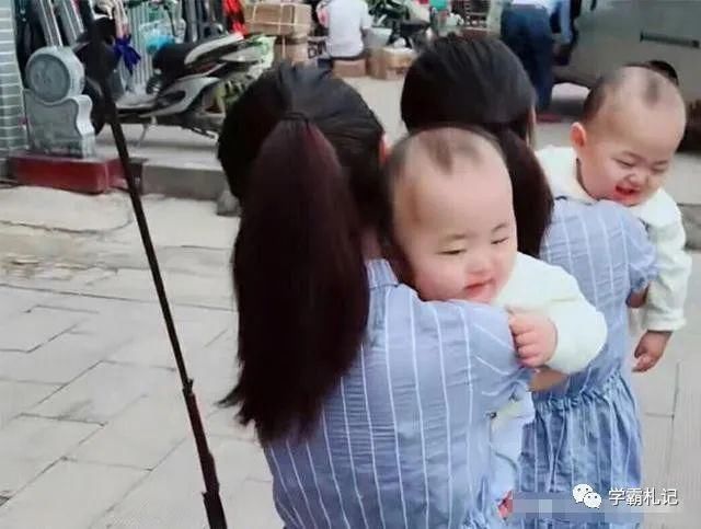 宝妈|双胞胎姐姐抱双胞胎弟弟逛街,引路人围观:父母上辈子拯救了地球!