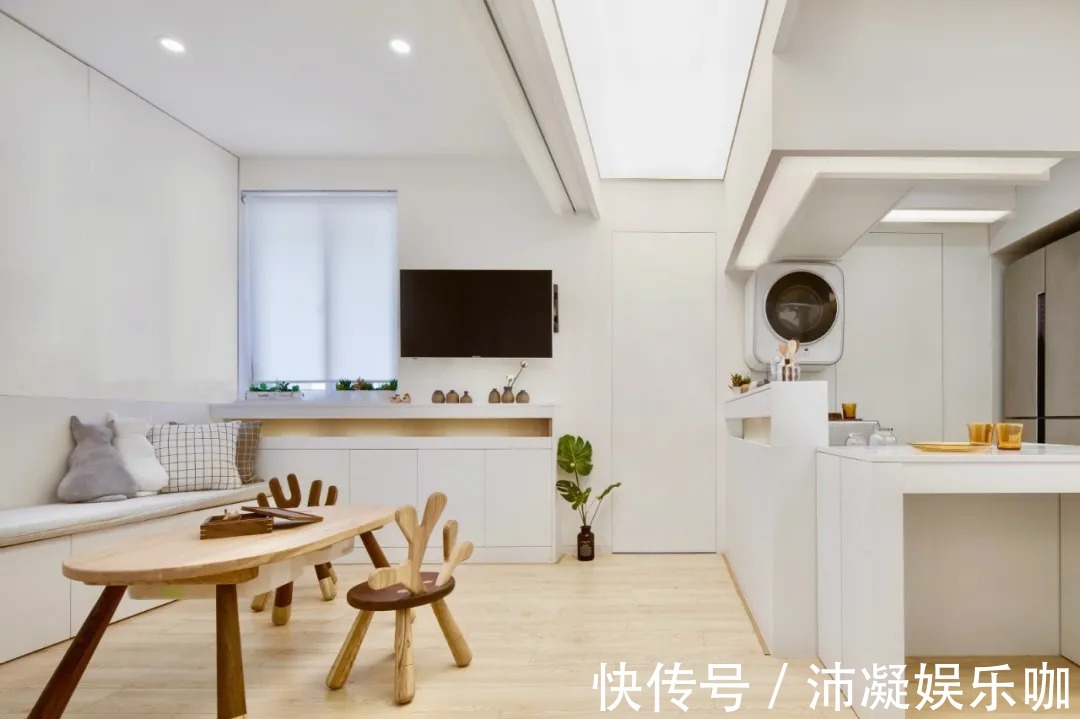 收纳|60㎡简约风小户型,客厅藏张床打开秒变3居室,太机智了!