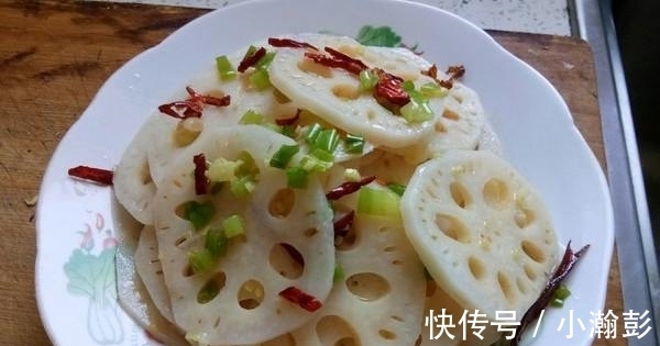 白醋|莲藕一焯水就发黑?牢记几个小技巧,莲藕白净又脆爽,特别好吃