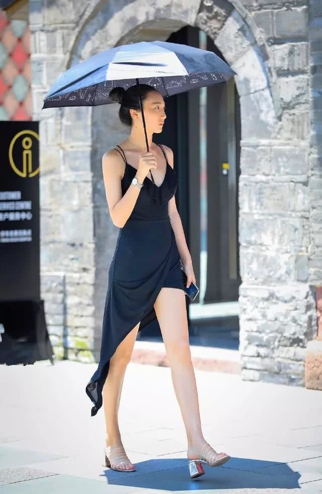 搭配|街拍:梳着一个丸子头的小姐姐,看上去十分的显气质