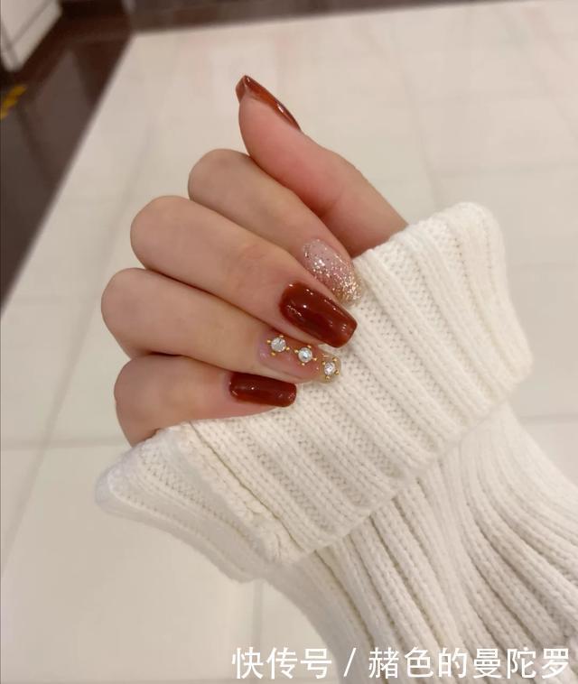 元气满满|新年美甲盘点,焦糖豹纹温柔又气质,红色喜庆正应景,你喜欢哪个