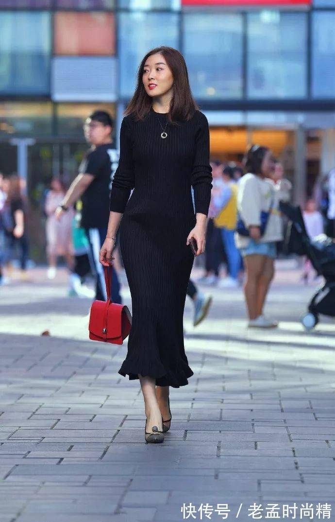 美女|街拍美女:美女穿着一双一字带的高跟凉鞋,透明的一字带能够增加她整体魅力