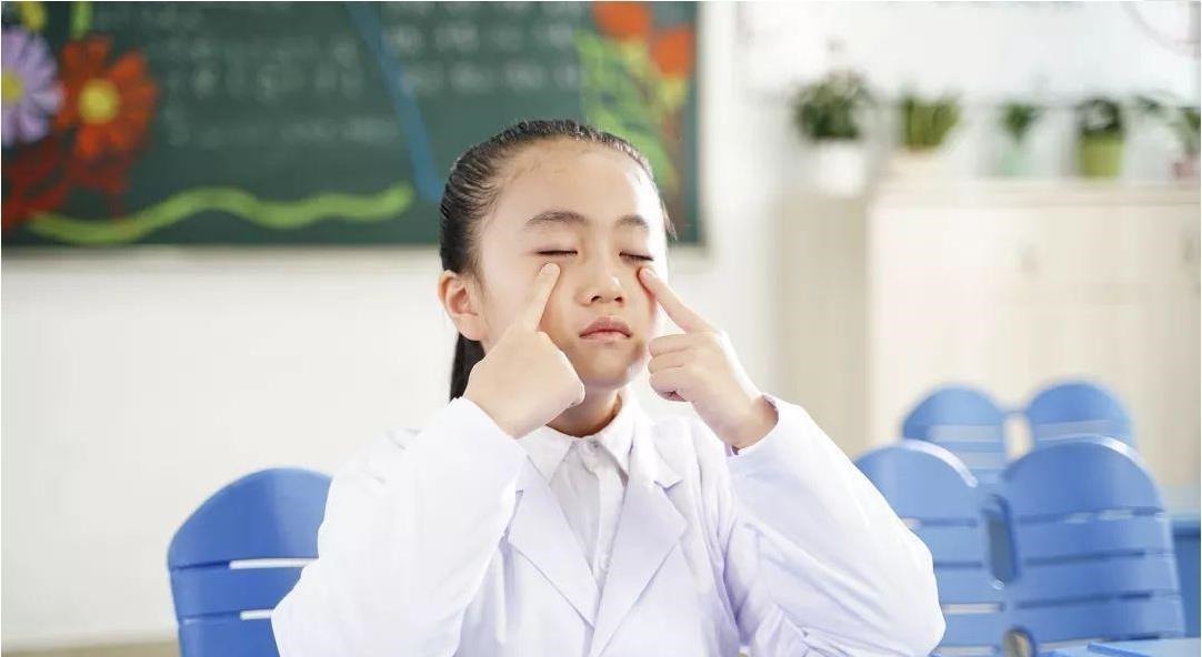 配眼镜|孩子近视,爸爸不许配眼镜,配一次摔一次,眼科医生:真是太无知