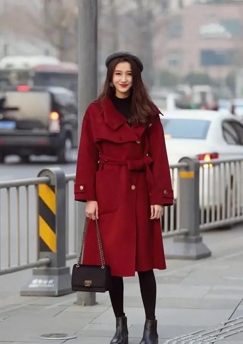 现在流行把“大衣”当成裙子穿，学会这几种组合，保暖时尚一手抓