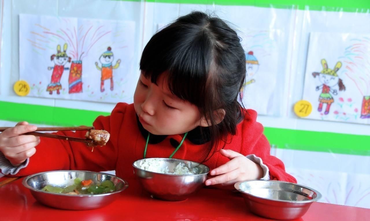 为什么幼儿园饭菜没有家里好,孩子还吃得香?难道幼儿园有魔力