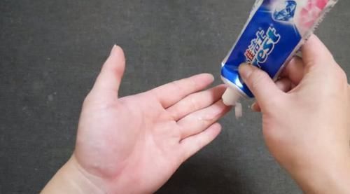 生活|小妙招把牙膏涂在手上太厉害了,现在知道还不晚,告诉家里人