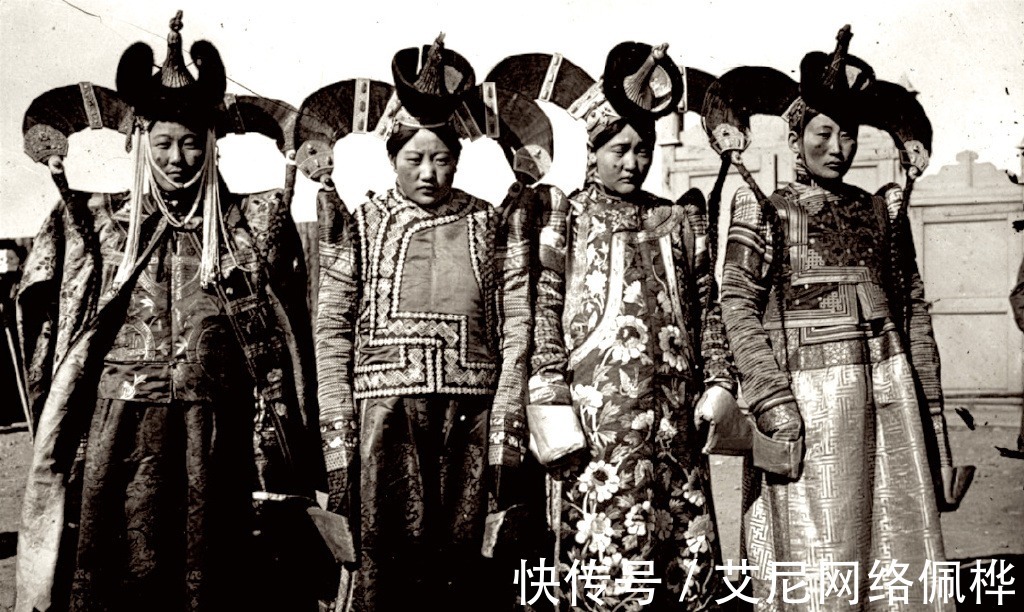 巴图孟克|1900年喀尔喀蒙古女性服装老照片，穿着打扮很有民族特色
