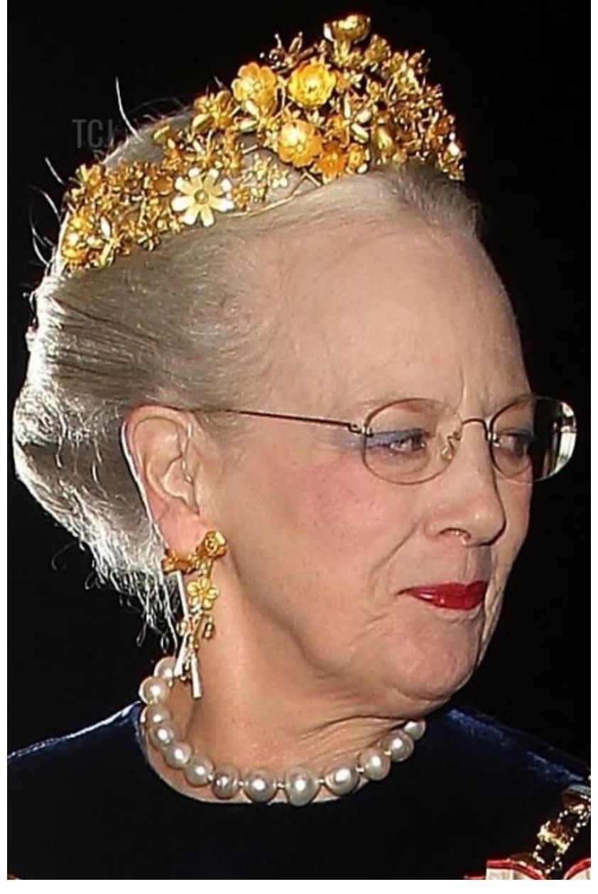 玛格丽特!丹麦玛格丽特二世女王审美独特,多顶黄金花卉头饰,造型古怪
