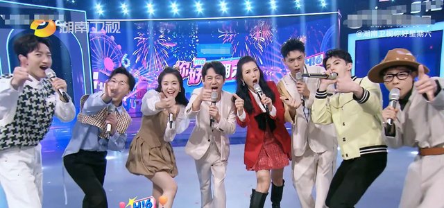 湖南春晚：何炅屡失误显疲惫，50岁孙悦劲歌热舞，刘谦被指认不出