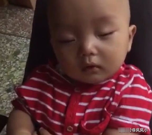 宝宝|一岁多儿子睡着了,依然要保持“大哥范”,旁边的妈妈要笑岔气了