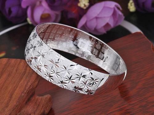 银镯子|女性坚持长期戴“银手镯”,身体会怎么样呢?不妨来了解了解