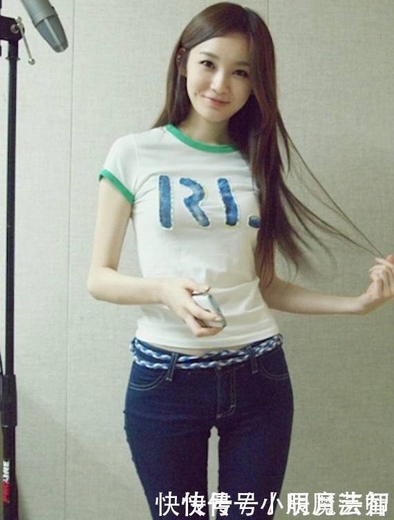 小姐姐爱穿紧身牛仔裤，勾勒腿部的迷人线条，轻松变成大长腿