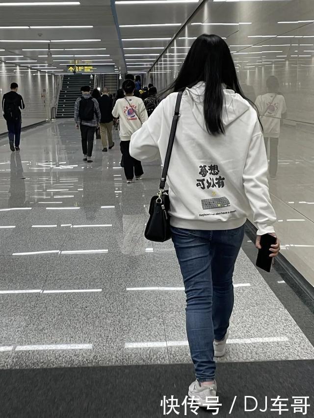 文化|当代年轻人的后背，不是火罐，就是文化