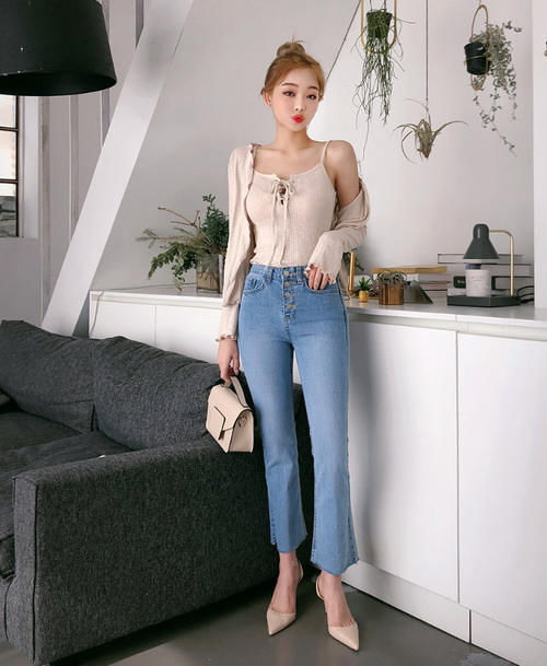 小姐姐爱穿紧身牛仔裤，穿出性感妩媚身姿，充满了潮流范！