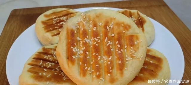 面包|1斤红豆，3勺面粉，擀一擀烙一烙，做出创意烧饼，比面包香甜好吃！