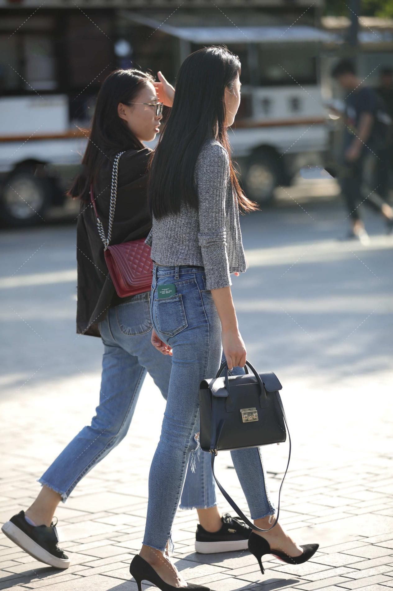 灰色针织开衫，搭配浅色牛仔裤，温暖舒适，大方优雅