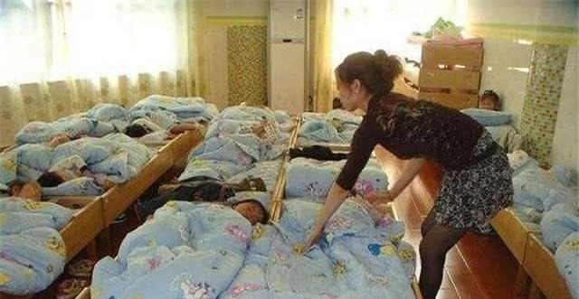 孩子|实拍幼儿园孩子午睡,一组图看完才明白,这些衣服真不适合孩子穿!