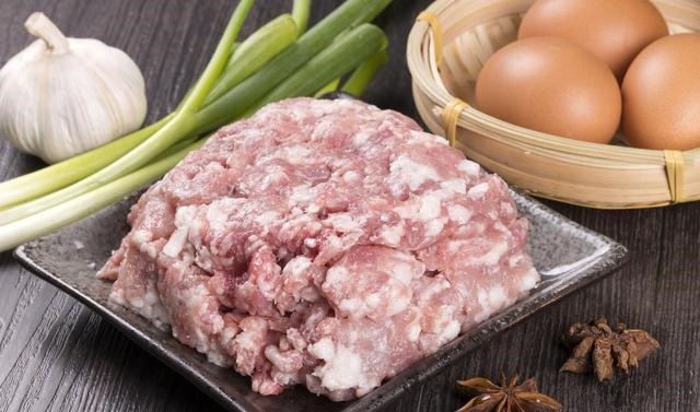 买五花肉，注意区别“上五花”和“下五花”，口感差别大，别买错