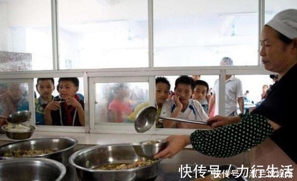 学生们|学生午饭一口未动,就被食堂大妈整盘抢走,学生整天都饿肚子