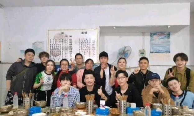 照骗|原来鹿晗也是“照骗”,看到路人没有拍美颜照片