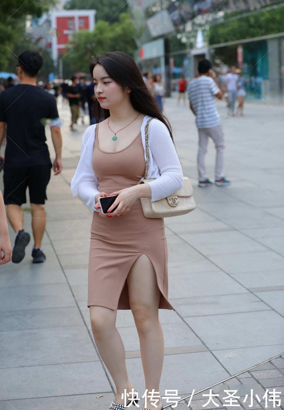 街拍|美女街拍:气质美女真是太有魅力了! 是我喜欢的类型,想请她吃顿饭聊聊天