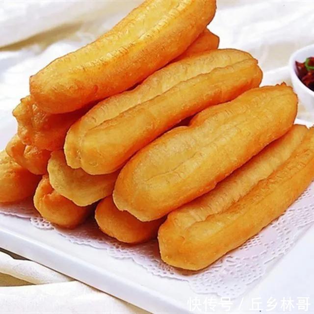 吃了半辈子油条,终于找到最正确的做法,只加一包它,根根都蓬松