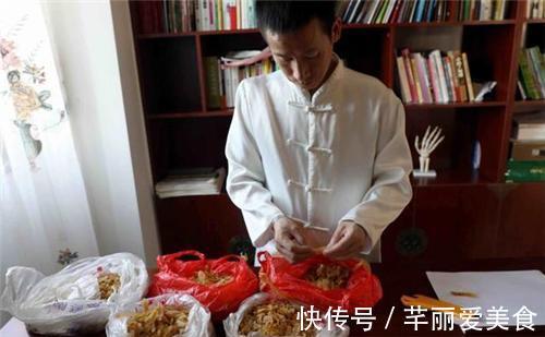 男子|男子修脚30年，用万人脚皮拼出《迎客松》，富豪欲出20万买走