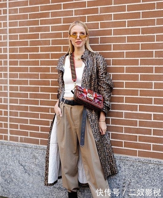 长裤 欧美不到160的时尚博主,穿搭方式太显高,看图就像180